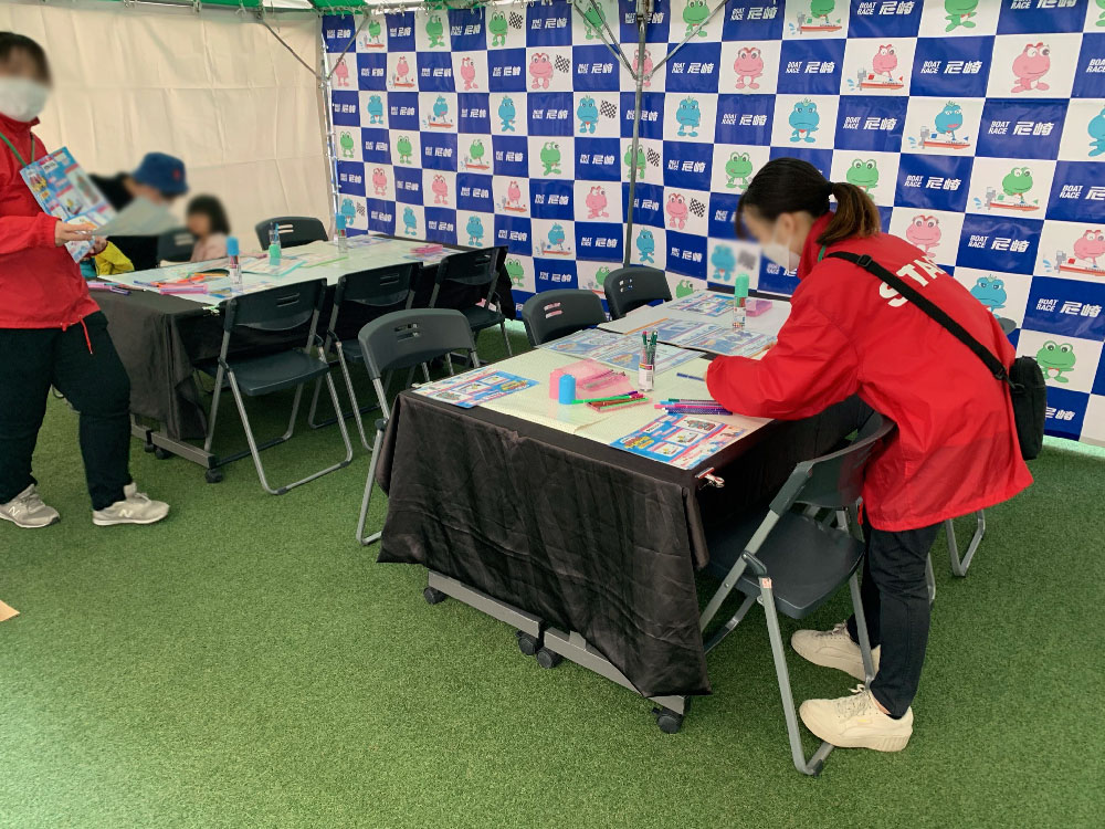 自分の描いた絵がゲームになる様子を見る子供