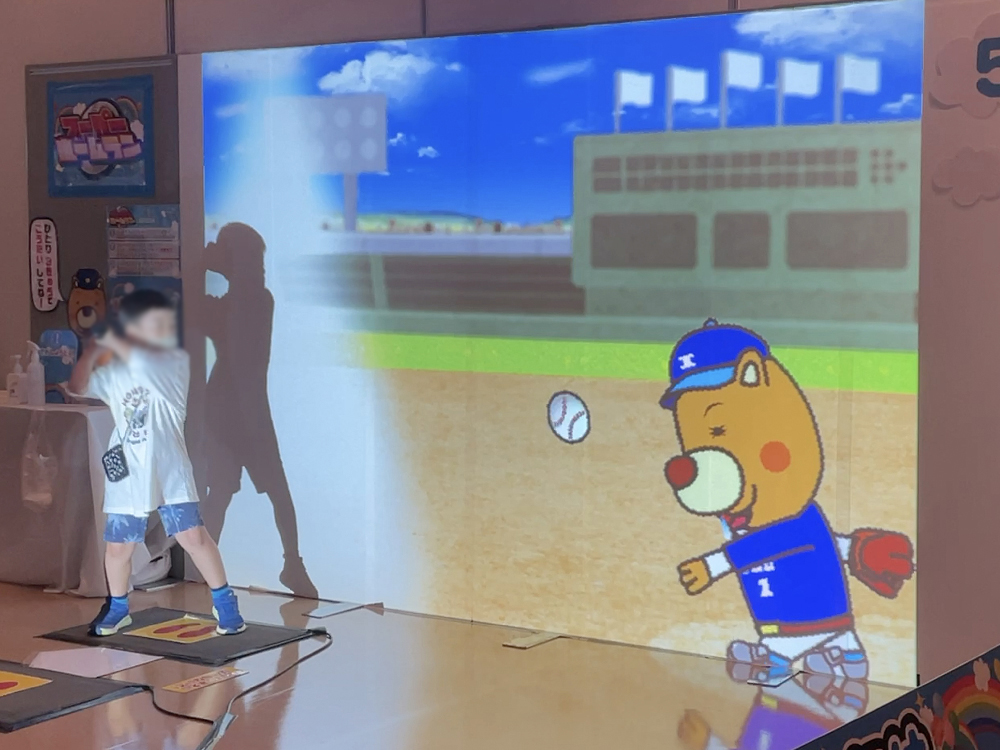 デジタルクライミングに挑戦する子供