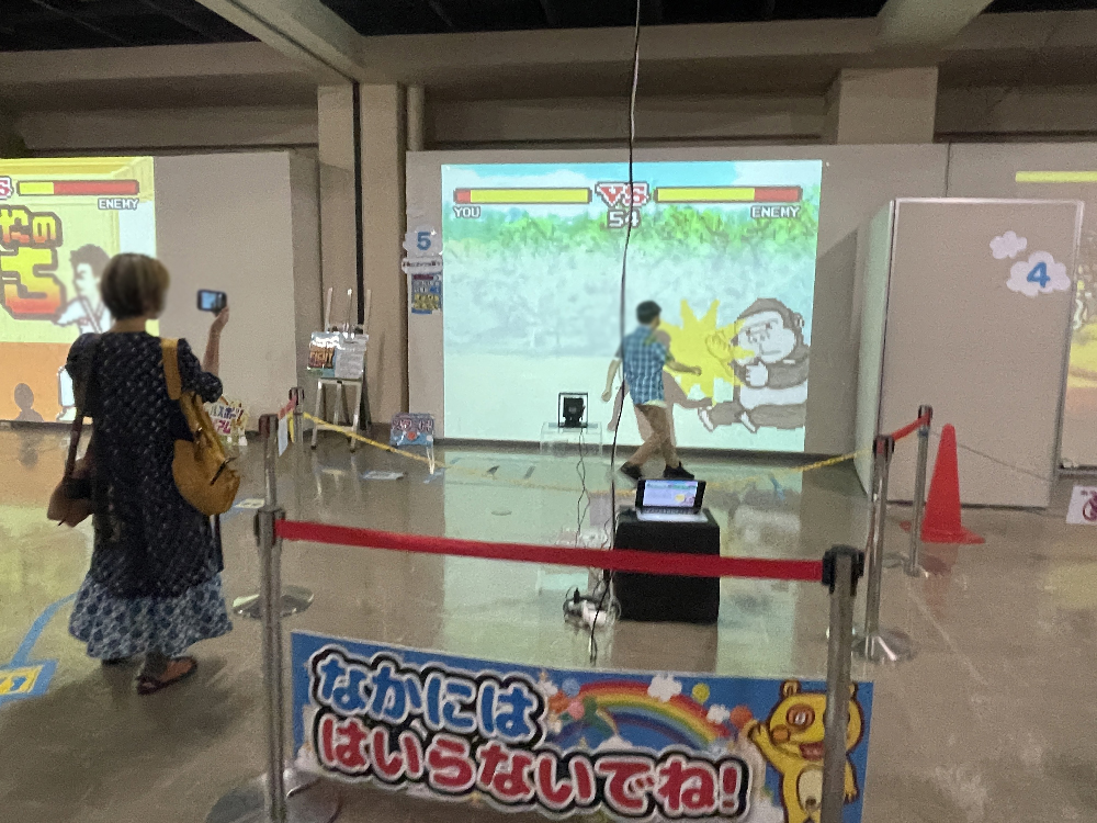 スーパーチャンバラで対戦する子供たち