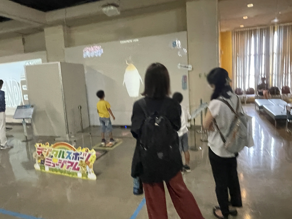 デジタルクライミングを体験する子供