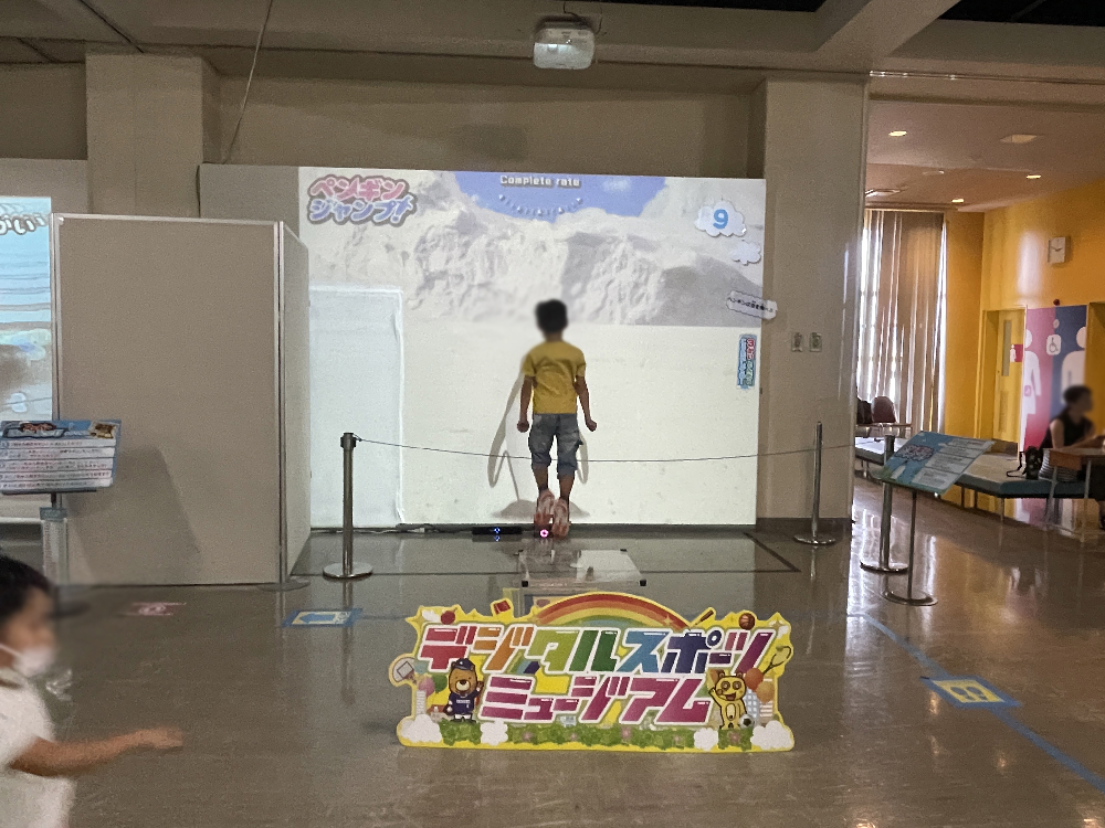 デジタルフライングディスクを楽しむ親子