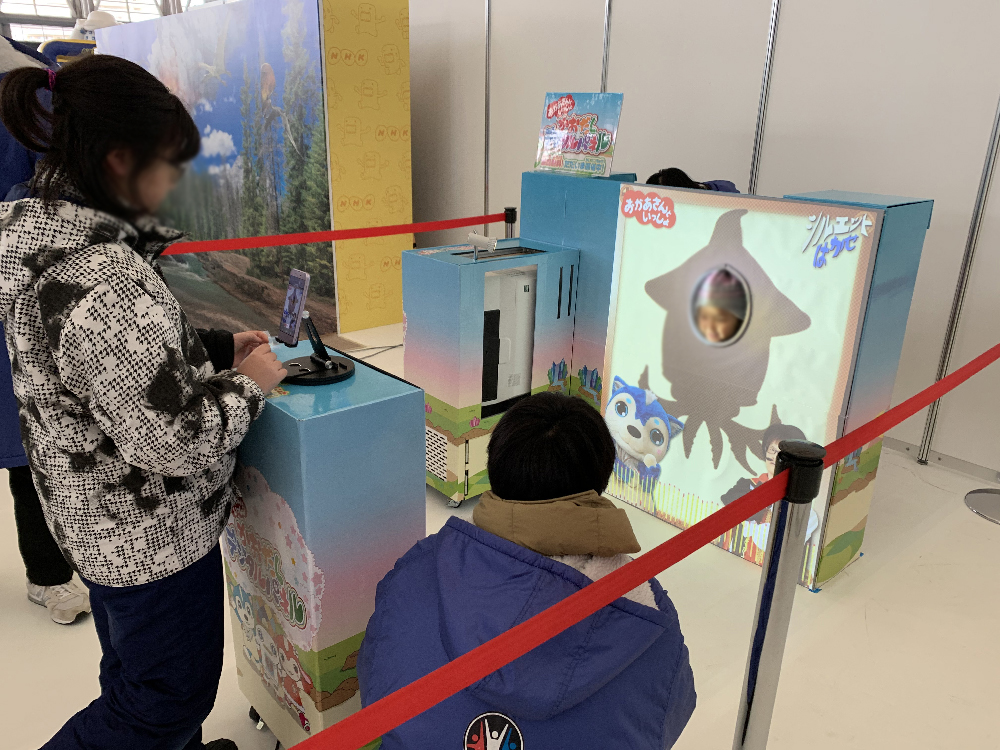かおだしデジタルパネルで遊ぶ子供たち (雪まつり2020)