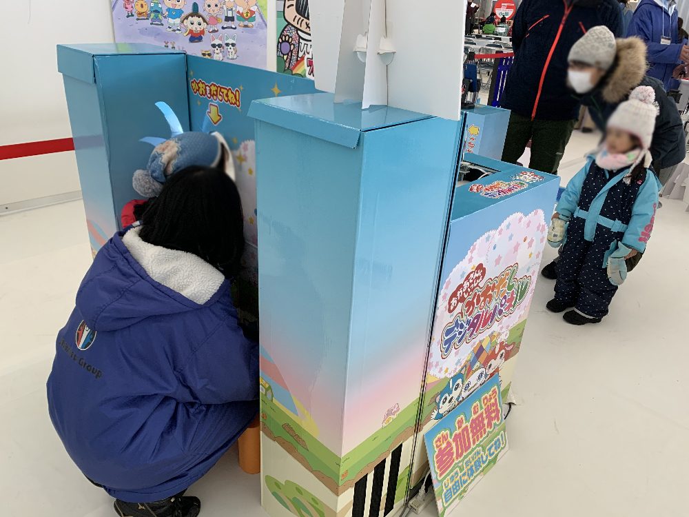 ブース内で記念撮影するファミリー (雪まつり2020)