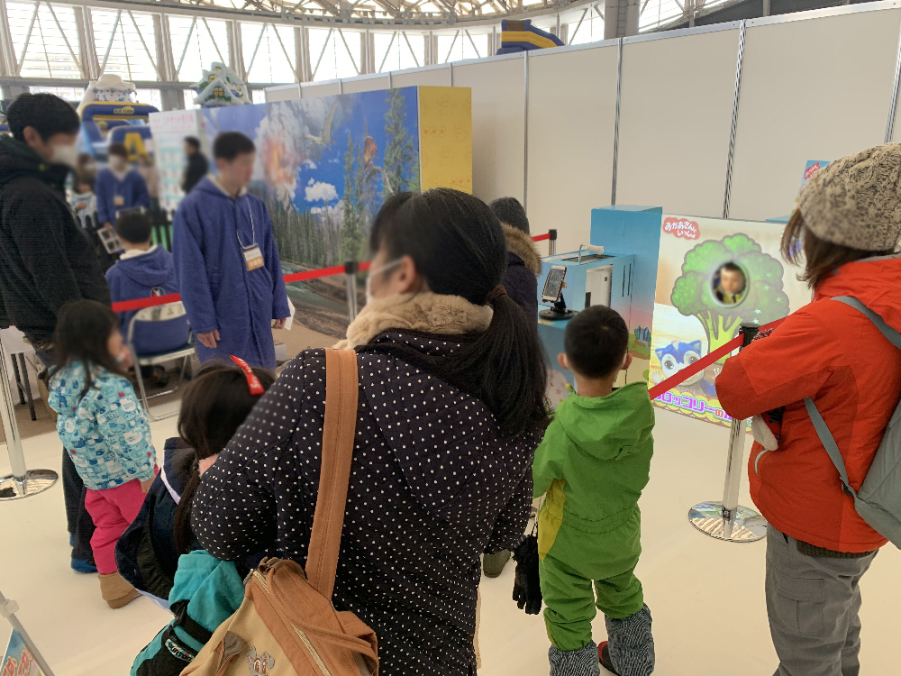 雪まつり会場の雪像とNHKブース