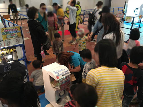 バーチャルゲームワールドで遊ぶ子供たち (ラクテンチ)