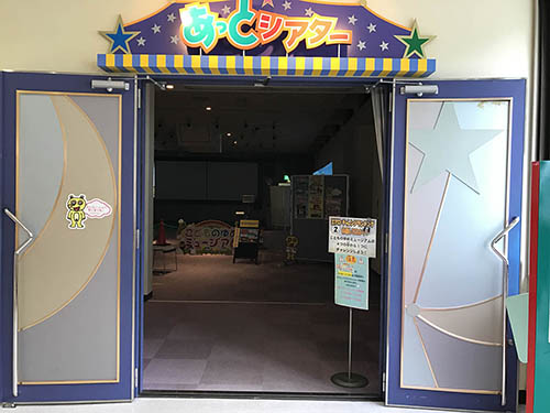 バーチャルゲームワールドを体験する子供たち (あっとほうむ)