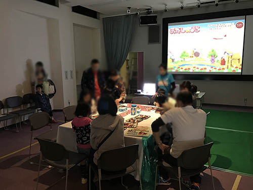 アニメ大声コンテストで叫ぶ子供 (あっとほうむ)