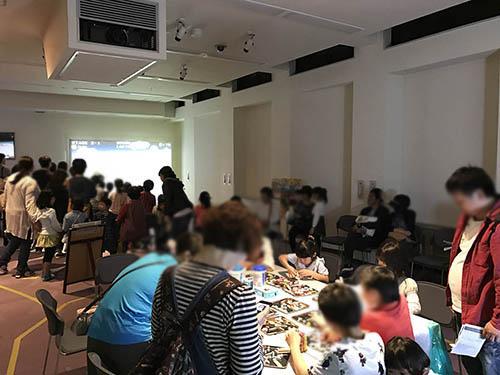 イベント会場の賑わい1 (あっとほうむ)