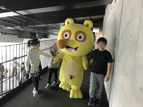 水槽を背景にしたショー風景 (海きらら)