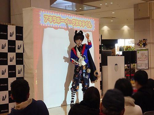 デジタルショーのステージと観客 (ヴェルサウォーク西尾)