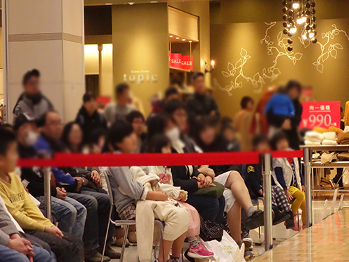 ショーを楽しむ子供たち (ヴェルサウォーク西尾)