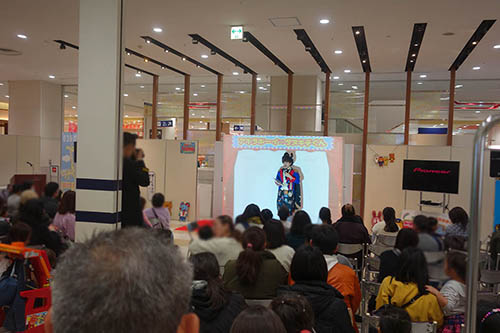 スクリーンを使った講演の様子 (警視庁イベント)