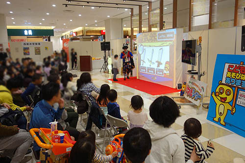 参加者と対話するアキラボーイ (警視庁イベント)