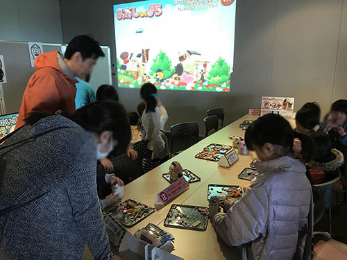 おかしのまちを楽しむ親子 (ここにこ 2019)