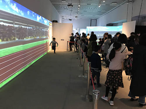 超速ランナーで競争する子供たち (こむこむ 2019)