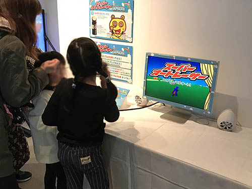 デジタルクライミングを楽しむ親子 (こむこむ 2019)