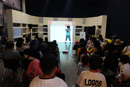 ステージ上で観客と対話するアキラボーイ (NHKふれあい広場)