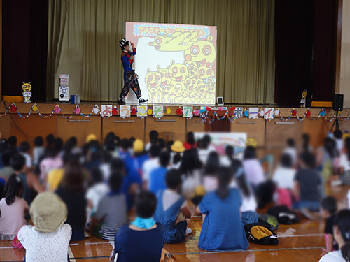 幼稚園のホールで開催されたデジタルショーの様子