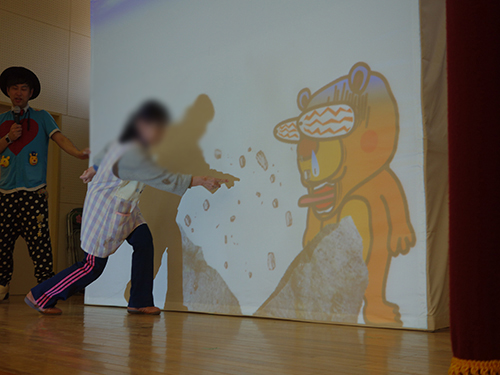 先生も参加して盛り上がるデジタルショーの様子