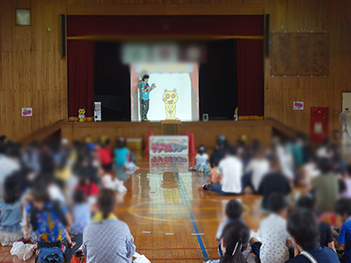 デジタルショーを楽しむ子供たちの笑顔