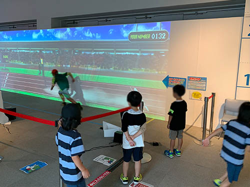 ジャンプ力診断でジャンプする子供