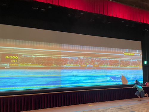 スクリーンに映し出された動物とデジタルスポーツのフィールド