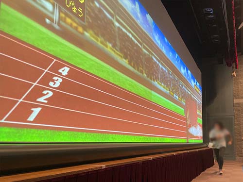 商業施設イベントで動物10m走を体験する子供たち1