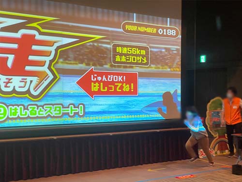 動物10m走 ゴール目指して走る子供と応援する人々