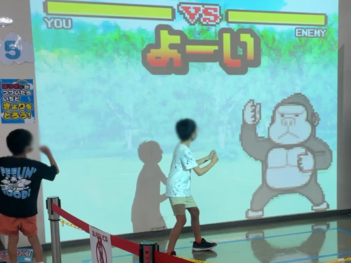 スクリーンの中を動物と競争する様子