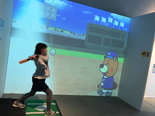 スーパーホームラン スクリーンとバッターボックス