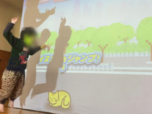 イベント参加者が様々なデジタル動物スポーツに挑戦する様子