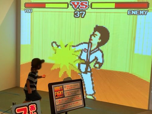 忍者VSカラテ プレイ中の子供