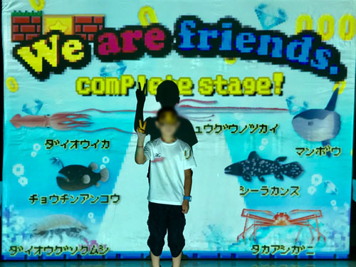 深海の大冒険イベントで楽しむ親子の様子