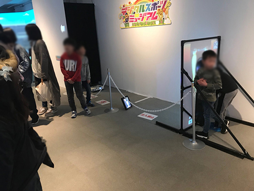 子供が大声で叫んでウェイトリフティングに挑戦