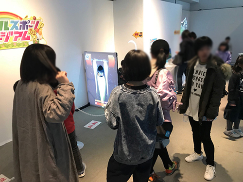 声の大きさでバーベルが上がっていく様子