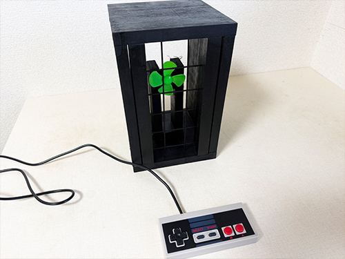 息を吹きかけて風車を回すプレイヤー