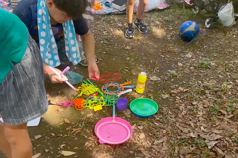 大きなシャボン玉を作る子供たち