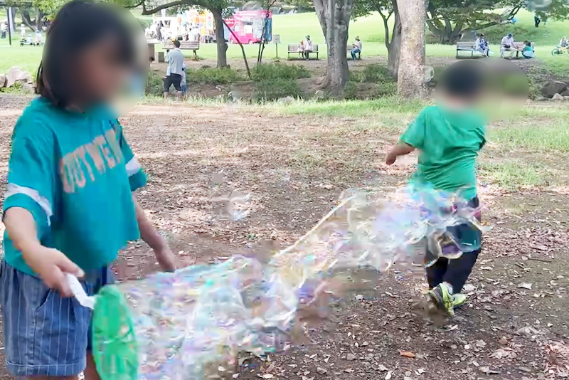 アキラボーイとシャボン玉で遊ぶ