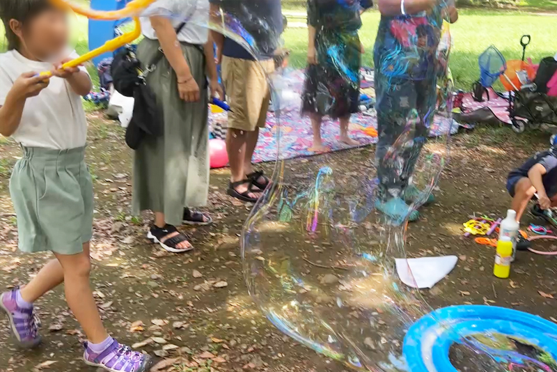 たくさんのシャボン玉が飛ぶ様子